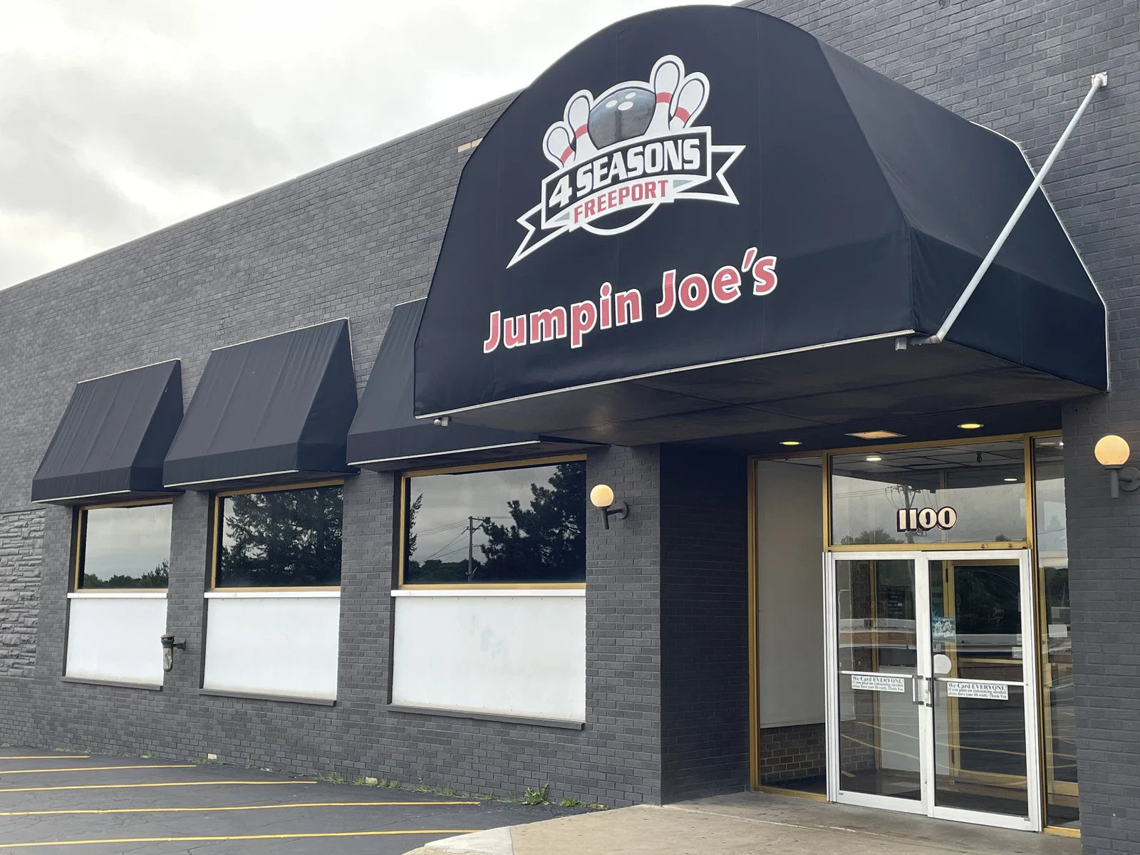 4 Seasons and Jumpin’ Joes entrance at 1100 West Galena Avenue